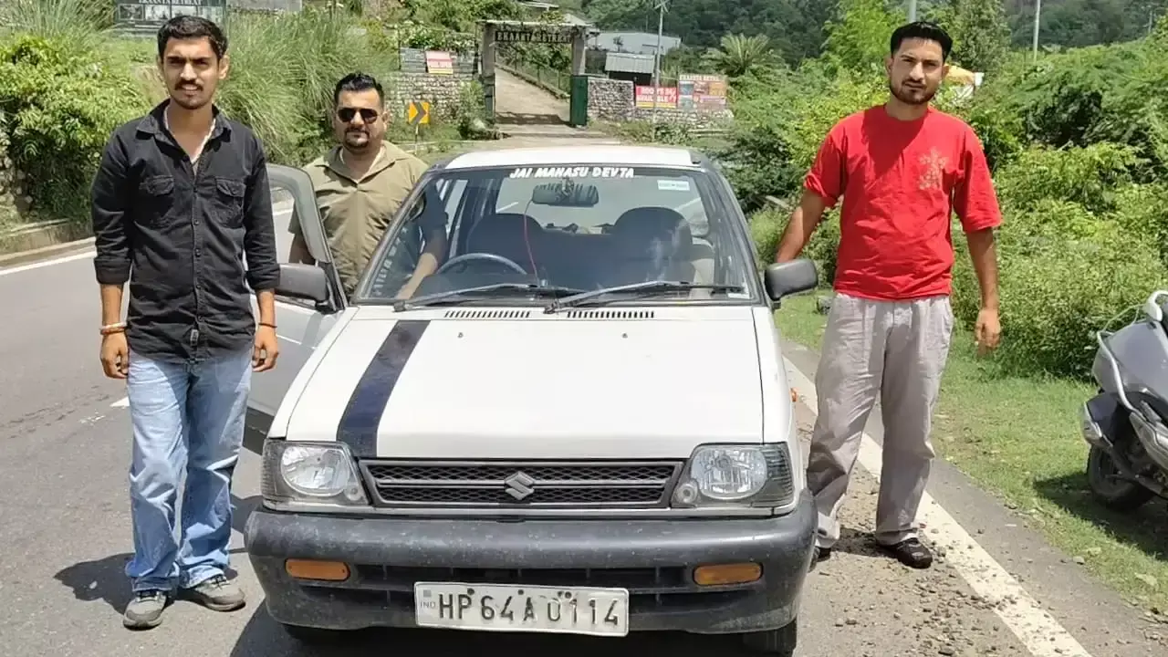 Nahan: नाहन-कालाअंब सड़क पर मानवता की मिसाल, तीन युवाओं ने बढ़ाया मदद का हाथ Nahan: नाहन-कालाअंब सड़क पर मानवता की मिसाल, तीन युवाओं ने बढ़ाया मदद का हाथ