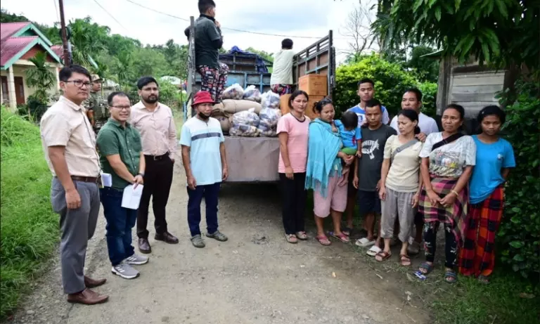 Manipur: चुराचांदपुर में अचानक बाढ़; DC ने राहत सामग्री बांटने का काम संभाला Manipur: चुराचांदपुर में अचानक बाढ़; DC ने राहत सामग्री बांटने का काम संभाला