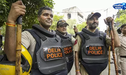 AI निगरानी पर विवाद, पुलिस ने दी सफाई AI निगरानी पर विवाद, पुलिस ने दी सफाई