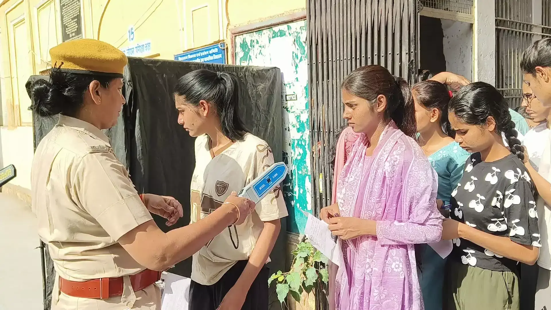 Jaipur: महिला सुपरवाइजर परीक्षा को लेकर प्रशासन अलर्ट, सुरक्षा व्यवस्था रही मजबूत Jaipur: महिला सुपरवाइजर परीक्षा को लेकर प्रशासन अलर्ट, सुरक्षा व्यवस्था रही मजबूत
