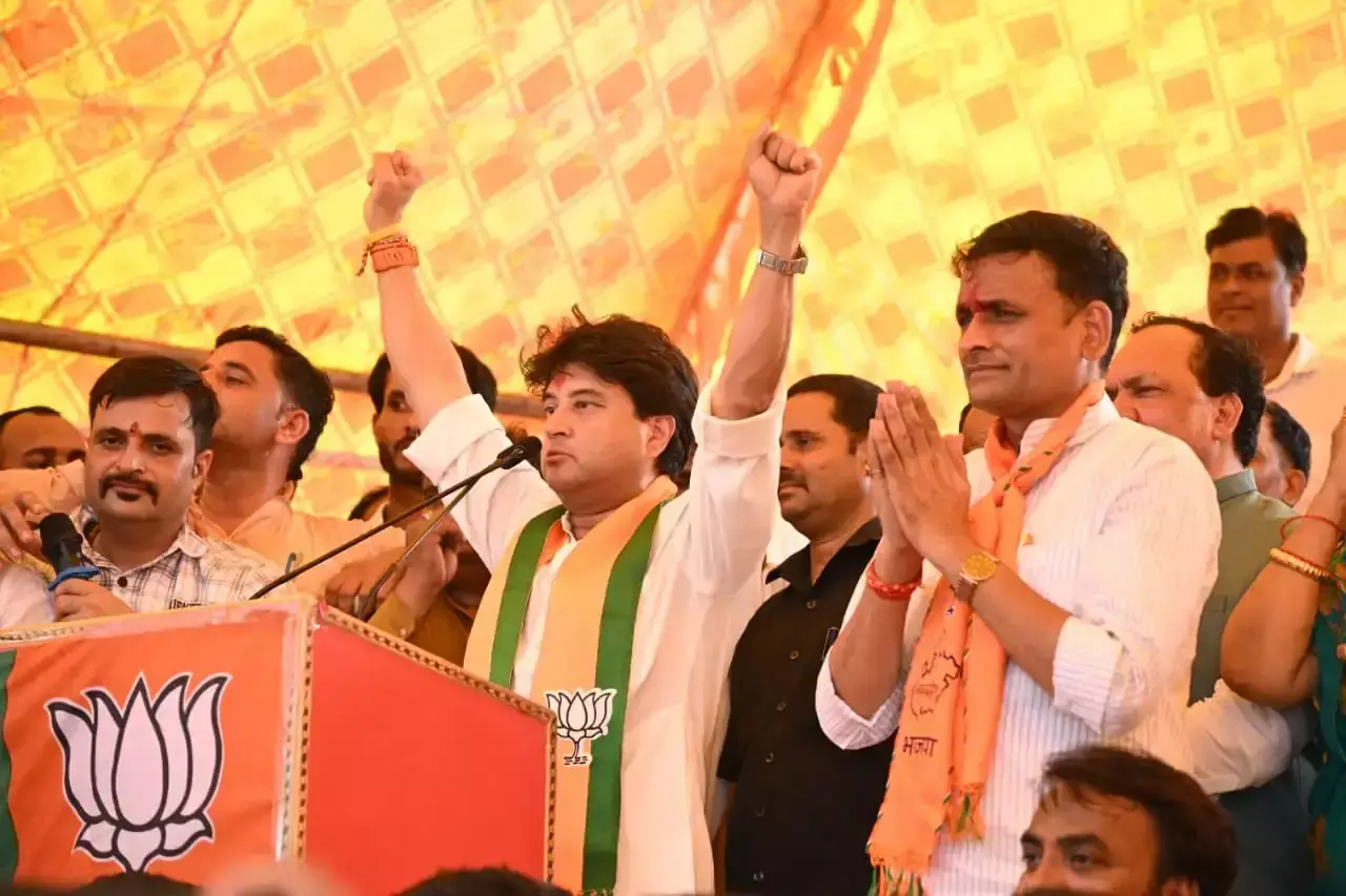 Bhopal: डबल इंजन सरकार ने बदली विकास की तस्वीर: ज्योतिरादित्य सिंधिया Bhopal: डबल इंजन सरकार ने बदली विकास की तस्वीर: ज्योतिरादित्य सिंधिया