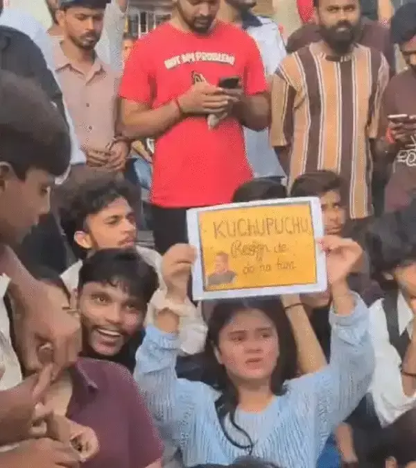 Bhopal: एमपी में परीक्षा अनियमितताओं पर आक्रोश, छात्रों ने किया आंदोलन Bhopal: एमपी में परीक्षा अनियमितताओं पर आक्रोश, छात्रों ने किया आंदोलन