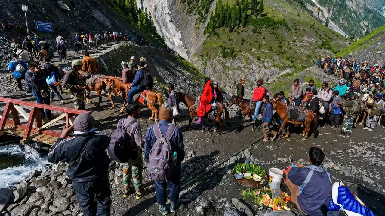 Jammu: अमरनाथ यात्रा फिर शुरू, दोनों रास्तों से श्रद्धालुओं को मिलेगी अनुमति Jammu: अमरनाथ यात्रा फिर शुरू, दोनों रास्तों से श्रद्धालुओं को मिलेगी अनुमति