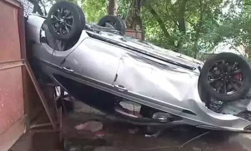 दिल्ली के वसंत कुंज में कार फिसलकर खुले नाले में गिरी, युवक की मौत दिल्ली के वसंत कुंज में कार फिसलकर खुले नाले में गिरी, युवक की मौत