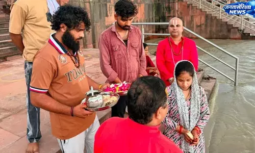 हरिद्वार के चंडीघाट ब्रह्मकुंड पर युवती ने अपनाया सनातन धर्म हरिद्वार के चंडीघाट ब्रह्मकुंड पर युवती ने अपनाया सनातन धर्म