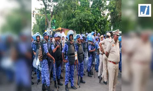 दिल्ली पुलिस के सूत्रों का दावा- पुलिसकर्मियों पर किए गए जानलेवा हमले, कुछ लोगों ने उकसाए थे प्रदर्शनकारी दिल्ली पुलिस के सूत्रों का दावा- पुलिसकर्मियों पर किए गए जानलेवा हमले, कुछ लोगों ने उकसाए थे प्रदर्शनकारी