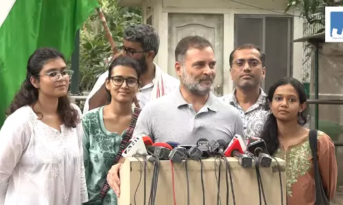 राहुल गांधी ने मोदी सरकार के सामने रखी तीन मांगें, घायल छात्राओं को भी लेकर आए राहुल गांधी ने मोदी सरकार के सामने रखी तीन मांगें, घायल छात्राओं को भी लेकर आए