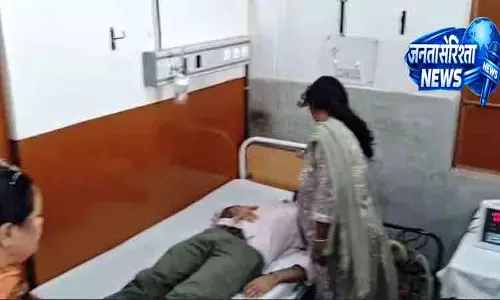 मंडी में गाड़ियों पर विशाल चट्टान गिरने से एक तीर्थयात्री की मौत