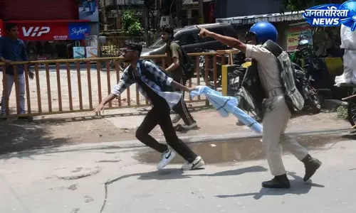 नीट विवाद पर पटना में बवाल, टावर पर चढ़े प्रदर्शनकारी; तेज प्रताप हिरासत में