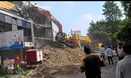 अलीगंज अग्निकांड: 15 लोगों की जान लेने वाली इमारत पर चला बुलडोजर, एलडीए ने शुरू कराया ध्वस्तीकरण