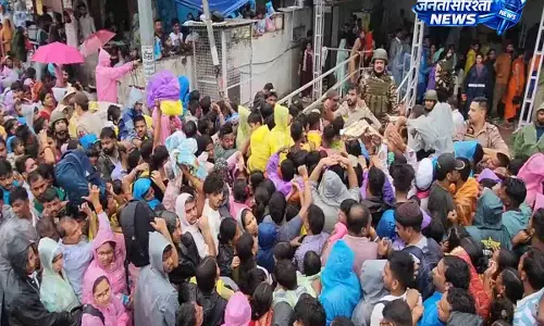 सुरक्षा और हालात सामान्य होने के बाद वैष्णो देवी यात्रा दोबारा शुरू, भक्तों ने किए दर्शन सुरक्षा और हालात सामान्य होने के बाद वैष्णो देवी यात्रा दोबारा शुरू, भक्तों ने किए दर्शन