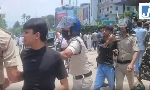 बंद के दौरान पथराव, पुलिस ने प्रदर्शनकारियों पर किया लाठीचार्ज, VIDEO बंद के दौरान पथराव, पुलिस ने प्रदर्शनकारियों पर किया लाठीचार्ज, VIDEO