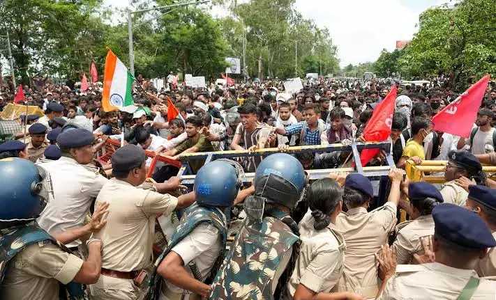 एनईईटी का विरोध पूरे कर्नाटक में फैला, बीजेपी ने कांग्रेस पर निशाना साधा एनईईटी का विरोध पूरे कर्नाटक में फैला, बीजेपी ने कांग्रेस पर निशाना साधा
