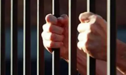 झूठे केस से बचाने के नाम पर वसूली, दंपती समेत तीन गिरफ्तार
