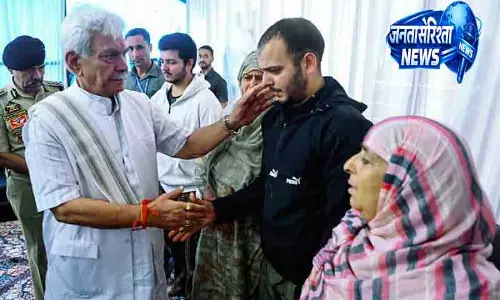 Srinagar अनंतनाग शहीद के परिजनों से मिले एलजी सिन्हा