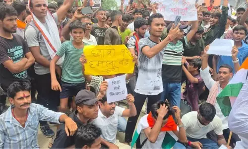 लखीसराय में विरोध मार्च के दौरान बवाल, पथराव और तोड़फोड़ के बाद पुलिस ने किया लाठीचार्ज लखीसराय में विरोध मार्च के दौरान बवाल, पथराव और तोड़फोड़ के बाद पुलिस ने किया लाठीचार्ज