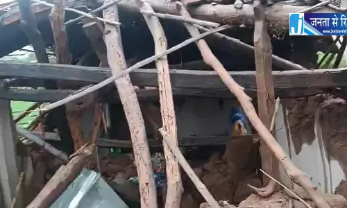 हाथियों ने दो मकानों को किया क्षतिग्रस्त, बारिश में लोग बेघर
