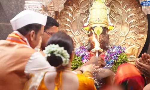 आषाढ़ी एकादशी पर पंढरपुर पहुंचे CM फडणवीस, पत्नी के साथ विट्ठल-रुक्मिणी मंदिर में की महापूजा आषाढ़ी एकादशी पर पंढरपुर पहुंचे CM फडणवीस, पत्नी के साथ विट्ठल-रुक्मिणी मंदिर में की महापूजा