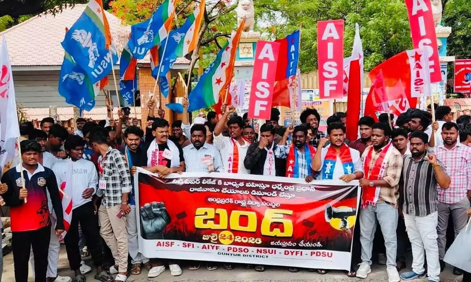 Andhra: बंद को मिली-जुली प्रतिक्रिया मिली Andhra: बंद को मिली-जुली प्रतिक्रिया मिली