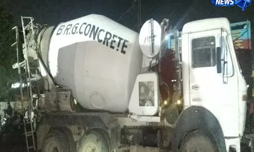 बाईं ओर से ओवरटेक करना पड़ा महंगा, मिक्सर ट्रक की चपेट में आने से बुलेट सवार की मौत बाईं ओर से ओवरटेक करना पड़ा महंगा, मिक्सर ट्रक की चपेट में आने से बुलेट सवार की मौत