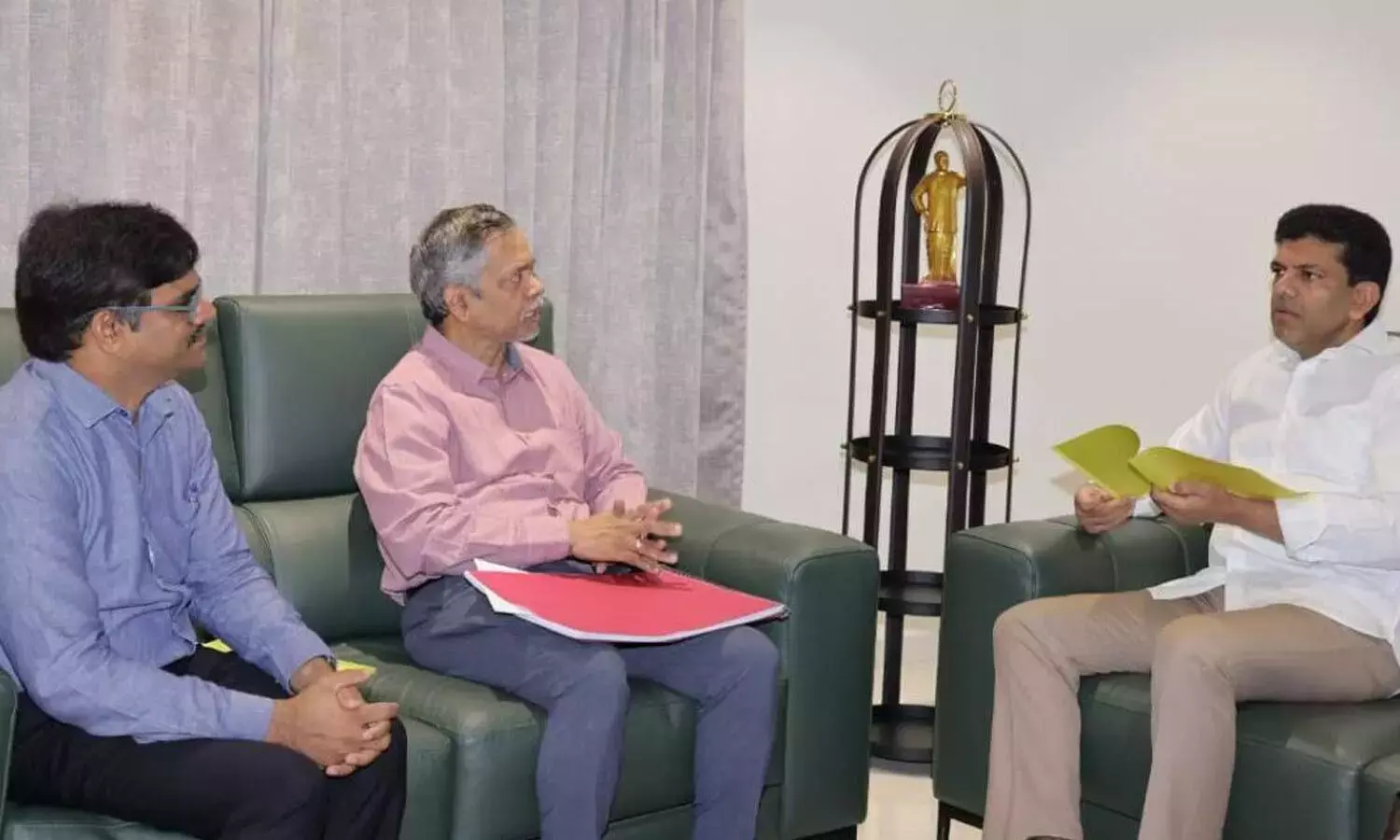 Andhra: अधिकारियों ने केंद्र सरकार के कार्यालयों के निर्माण में तेजी लाने को कहा Andhra: अधिकारियों ने केंद्र सरकार के कार्यालयों के निर्माण में तेजी लाने को कहा