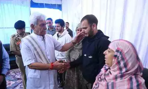 LG ने शहीद हेड कॉन्स्टेबल आशिक़ हुसैन कुरैशी के परिवार से मुलाक़ात की