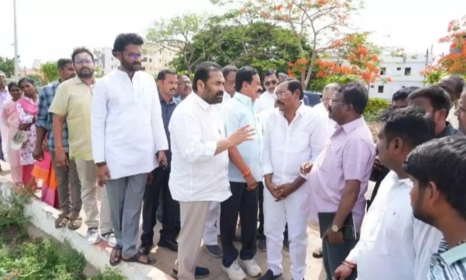 Andhra: विधायक ने गणेश घाट पर व्यवस्थाओं का निरीक्षण किया