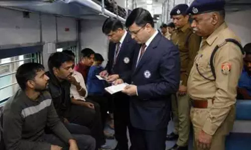 ट्रेन में फर्जी टिकट लेकर चढ़े थे यात्री, जांच अभियान में 84 लोग पकड़े गए
