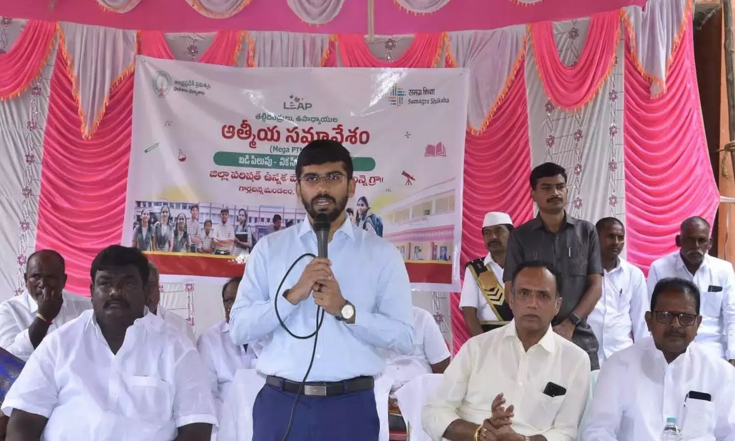 Andhra: कलेक्टर ने ‘मेगा PTM 4.0’ में छात्रों को लक्ष्य तय करने के लिए प्रेरित किया
