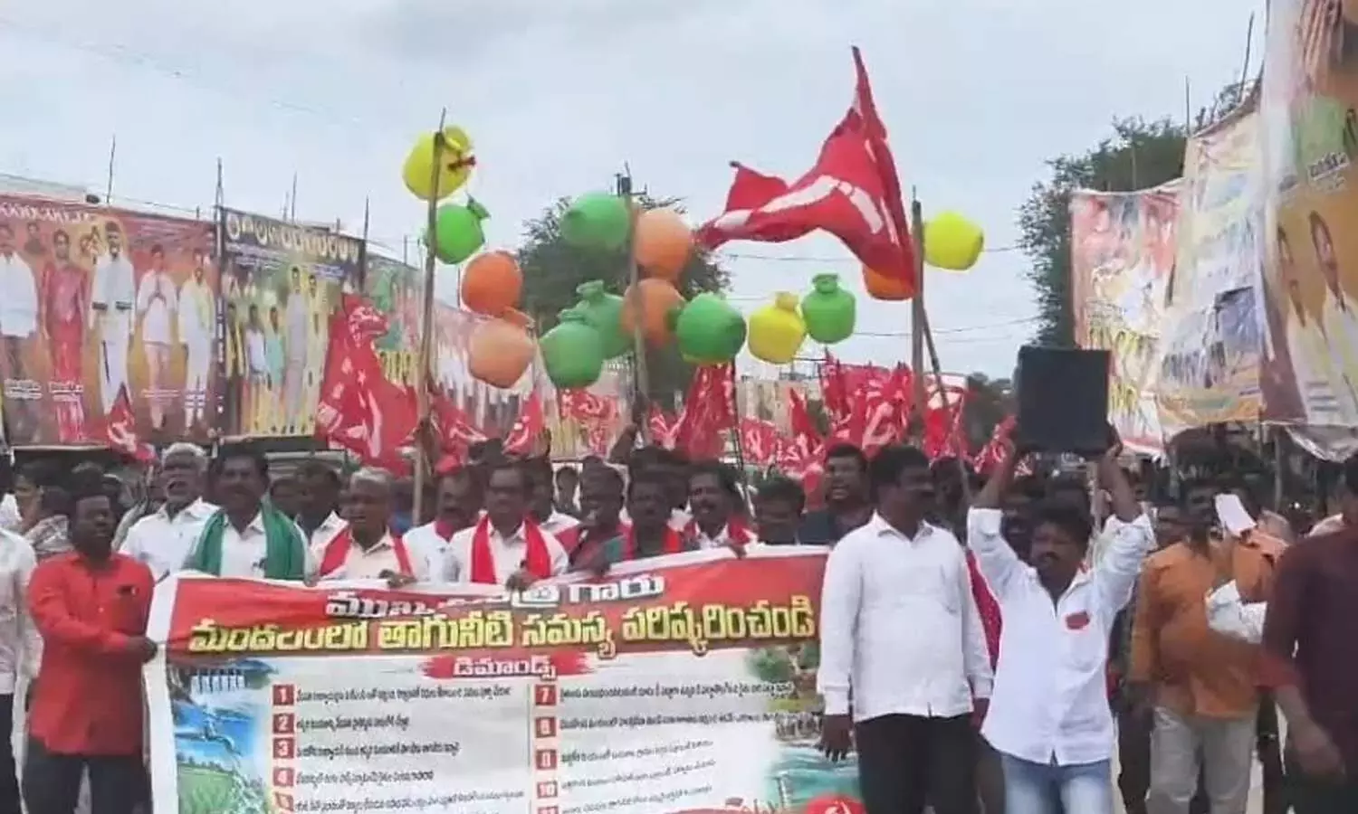 सीएम के दौरे से पहले YSRCP, सीपीएम ने असपारी में विरोध प्रदर्शन किया