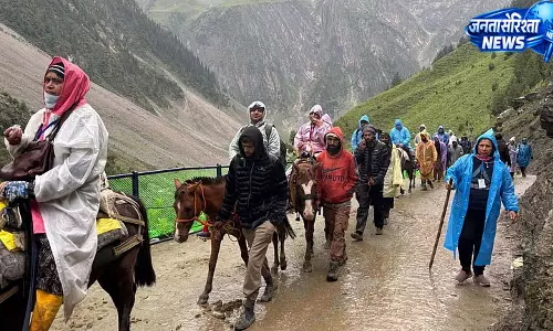 छह दिन बाद फिर शुरू हुई अमरनाथ यात्रा, खराब मौसम के बाद 6 हजार से ज्यादा श्रद्धालु रवाना छह दिन बाद फिर शुरू हुई अमरनाथ यात्रा, खराब मौसम के बाद 6 हजार से ज्यादा श्रद्धालु रवाना