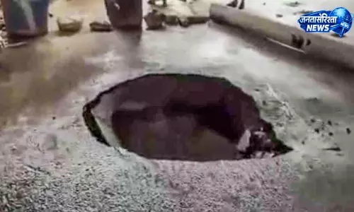 अकलाद में NH-66 अंडरपास की सड़क धंसी, पानी की पाइपलाइन टूटने से बना बड़ा गड्ढा