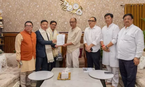 मणिपुर में मेघालय के मुख्यमंत्री ने युमनाम खेमचंद सिंह से की खास मुलाकात मणिपुर में मेघालय के मुख्यमंत्री ने युमनाम खेमचंद सिंह से की खास मुलाकात
