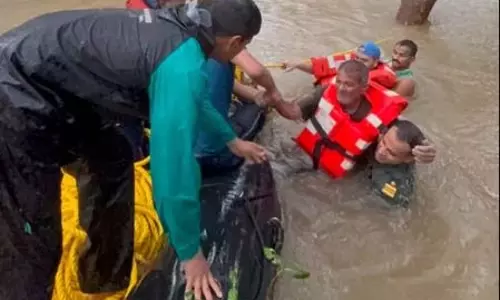 बाढ़ प्रभावित 170 लोगों का रेस्क्यू, इंडियन कोस्ट गार्ड ने फंसे हुए लोगों को एयरलिफ्ट किया बाढ़ प्रभावित 170 लोगों का रेस्क्यू, इंडियन कोस्ट गार्ड ने फंसे हुए लोगों को एयरलिफ्ट किया