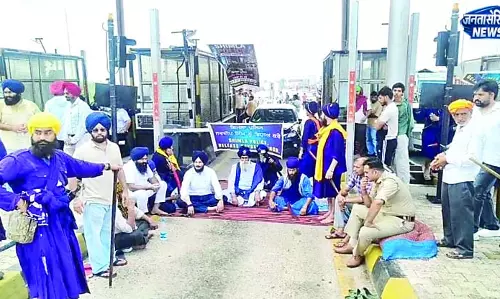 गरामोड़ा टोल प्लाजा पर रिहाई को लेकर प्रदर्शन गरामोड़ा टोल प्लाजा पर रिहाई को लेकर प्रदर्शन