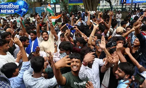 इस्तीफे के बाद छात्रों का जश्न, बोले- संघर्ष सफल इस्तीफे के बाद छात्रों का जश्न, बोले- संघर्ष सफल