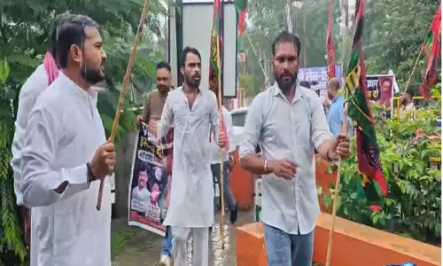 Rain में भी सपा कार्यकर्ताओं का हल्लाबोल, पुलिस ने छीना पुतला Rain में भी सपा कार्यकर्ताओं का हल्लाबोल, पुलिस ने छीना पुतला