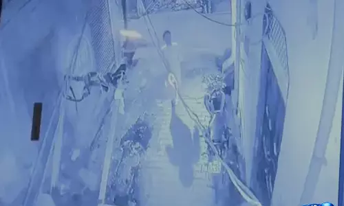रिटायर्ड एलआईसी कर्मी के घर हमला, आरोपियों की तलाश जारी रिटायर्ड एलआईसी कर्मी के घर हमला, आरोपियों की तलाश जारी