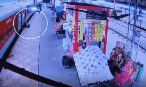 LIVE मौत वीडियो...फिसला पैर, ट्रेन की चपेट में आने से अधिकारी की दर्दनाक मौत
