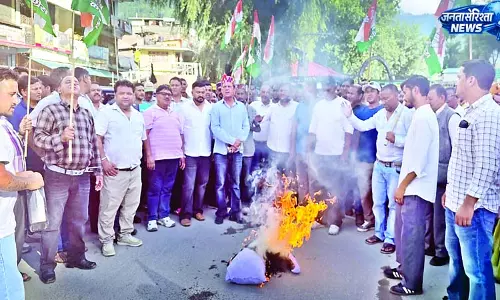 पतलीकूहल चौक में फंका पीएम का पुतला पतलीकूहल चौक में फंका पीएम का पुतला