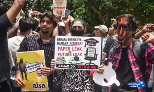 NEET आंदोलन में अभिभावकों की आवाज, पिता बोले- न्याय जरूरी है NEET आंदोलन में अभिभावकों की आवाज, पिता बोले- न्याय जरूरी है