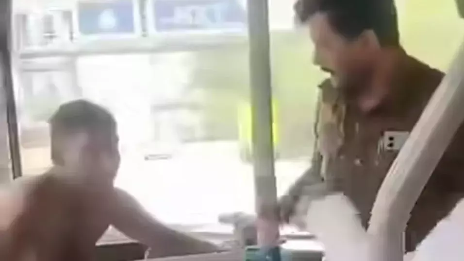 Bengaluru BMTC बस मामला: महिला से छेड़छाड़ पर ड्राइवर ने आरोपी को पीटा Bengaluru BMTC बस मामला: महिला से छेड़छाड़ पर ड्राइवर ने आरोपी को पीटा