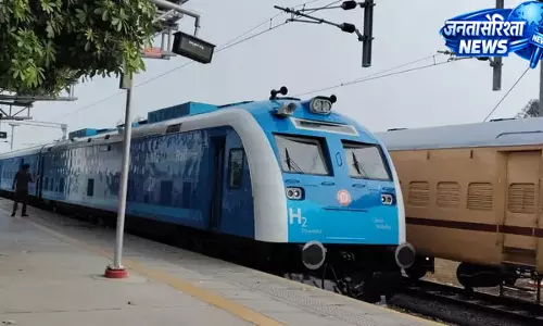 मेंटेनेंस के बाद फिर दौड़ी हाइड्रोजन ट्रेन मेंटेनेंस के बाद फिर दौड़ी हाइड्रोजन ट्रेन