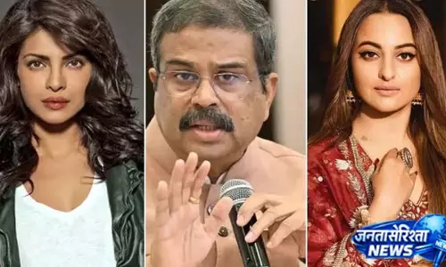 इस्तीफे के बाद बॉलीवुड सितारों ने दिए रिएक्शन, सोशल मीडिया पर हलचल इस्तीफे के बाद बॉलीवुड सितारों ने दिए रिएक्शन, सोशल मीडिया पर हलचल