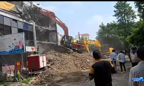 लखनऊ में हादसे वाली इमारत पर प्रशासन की कार्रवाई, अवैध हिस्से किए गए ध्वस्त लखनऊ में हादसे वाली इमारत पर प्रशासन की कार्रवाई, अवैध हिस्से किए गए ध्वस्त