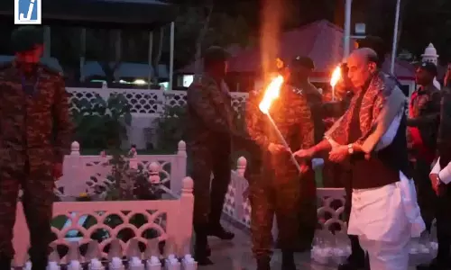 कारगिल विजय दिवस की पूर्व संध्या पर राजनाथ सिंह ने शहीद जवानों को दी श्रद्धांजलि कारगिल विजय दिवस की पूर्व संध्या पर राजनाथ सिंह ने शहीद जवानों को दी श्रद्धांजलि