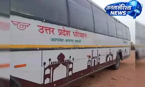 रोडवेज एसी बस हादसे से बची, टायर फटने से मचा हड़कंप रोडवेज एसी बस हादसे से बची, टायर फटने से मचा हड़कंप