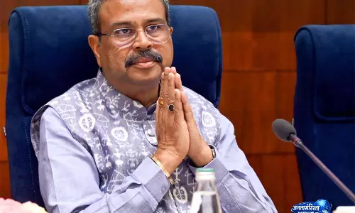 धर्मेंद्र प्रधान के इस्तीफे पर केरल CM बोले, Gen Z की जीत धर्मेंद्र प्रधान के इस्तीफे पर केरल CM बोले, Gen Z की जीत