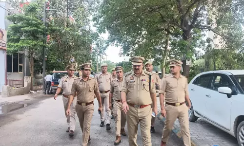 पर्व से पहले नोएडा में सुरक्षा कड़ी, पुलिस ने फुट पेट्रोलिंग कर परखी व्यवस्था पर्व से पहले नोएडा में सुरक्षा कड़ी, पुलिस ने फुट पेट्रोलिंग कर परखी व्यवस्था