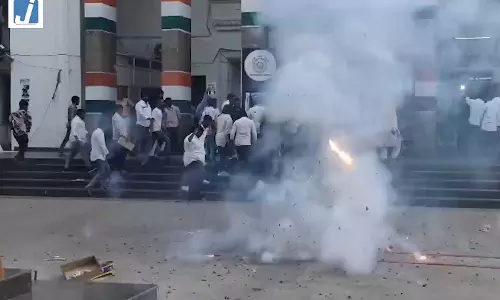 धर्मेंद्र प्रधान के इस्तीफे के बाद हैदराबाद के गांधी भवन में जश्न, कांग्रेस कार्यकर्ताओं ने मनाई खुशी धर्मेंद्र प्रधान के इस्तीफे के बाद हैदराबाद के गांधी भवन में जश्न, कांग्रेस कार्यकर्ताओं ने मनाई खुशी